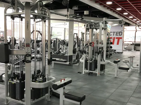 Corredor com aparelhos de musculação alinhados